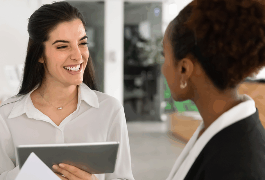 2 females in the workplace having a conversation.